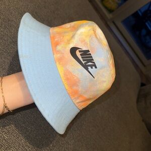 Nike Kids' Bucket hat tie dye 
Size S/M Black and White Hat with Logo cute fun
